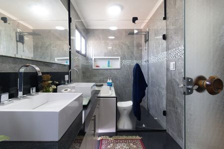 Apartamento à venda com 186m², 4 quartos e 4 vagasBanheiro da Suíte 1
