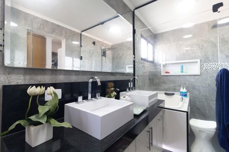 Apartamento à venda com 186m², 4 quartos e 4 vagasBanheiro da Suíte 1