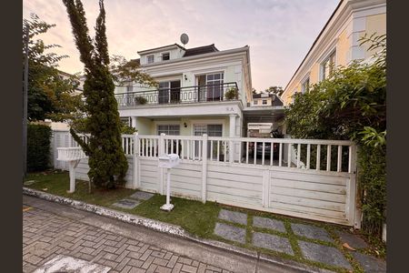 Casa de condomínio para alugar com 226m², 3 quartos e 3 vagasFachada