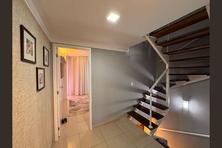 Casa de condomínio para alugar com 226m², 3 quartos e 3 vagasEscada