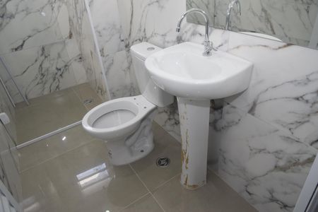 Banheiro de apartamento para alugar com 1 quarto, 50m² em Jardim Santo Eduardo, Embu das Artes