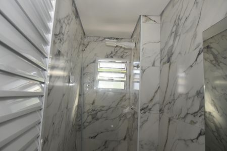 Banheiro de apartamento para alugar com 1 quarto, 50m² em Jardim Santo Eduardo, Embu das Artes