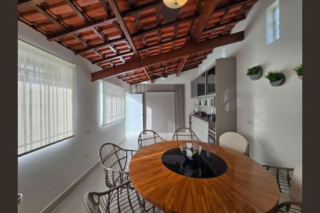 Casa à venda com 300m², 4 quartos e 4 vagas Casa à venda com 300m², 4 quartos e 4 vagasEspaço Gourmet