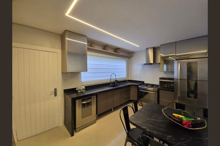 Casa à venda com 300m², 4 quartos e 4 vagas Casa à venda com 300m², 4 quartos e 4 vagasCozinha