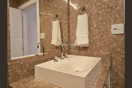 Casa à venda com 300m², 4 quartos e 4 vagas Casa à venda com 300m², 4 quartos e 4 vagasBanheiro da Suíte 2