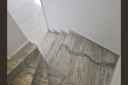 Casa à venda com 300m², 4 quartos e 4 vagas Casa à venda com 300m², 4 quartos e 4 vagasEscada acesso a Sala