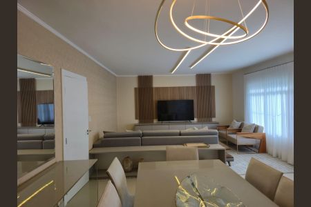 Casa à venda com 300m², 4 quartos e 4 vagas Casa à venda com 300m², 4 quartos e 4 vagasSala