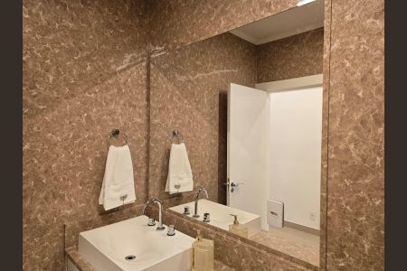 Casa à venda com 300m², 4 quartos e 4 vagas Casa à venda com 300m², 4 quartos e 4 vagasBanheiro Social