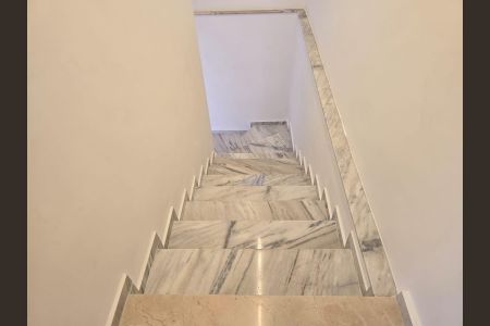 Casa à venda com 300m², 4 quartos e 4 vagas Casa à venda com 300m², 4 quartos e 4 vagasEscada acesso a Sala