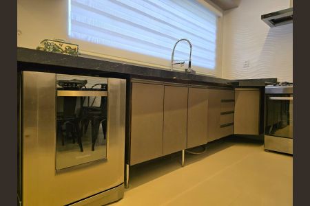 Casa à venda com 300m², 4 quartos e 4 vagas Casa à venda com 300m², 4 quartos e 4 vagasCozinha