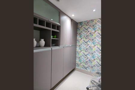 Casa à venda com 300m², 4 quartos e 4 vagas Casa à venda com 300m², 4 quartos e 4 vagasEscritório