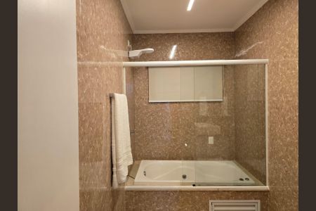 Casa à venda com 300m², 4 quartos e 4 vagas Casa à venda com 300m², 4 quartos e 4 vagasBanheiro da Suíte 2