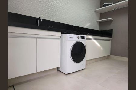 Casa à venda com 300m², 4 quartos e 4 vagas Casa à venda com 300m², 4 quartos e 4 vagasÁrea de Serviço