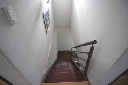 Casa à venda com 230m², 3 quartos e 2 vagas Casa à venda com 230m², 3 quartos e 2 vagasEscada
