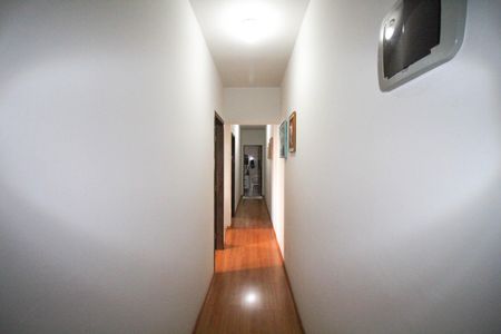 Casa à venda com 230m², 3 quartos e 2 vagas Casa à venda com 230m², 3 quartos e 2 vagasCorredor