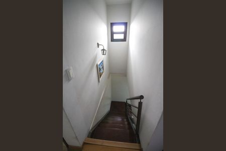 Casa à venda com 230m², 3 quartos e 2 vagas Casa à venda com 230m², 3 quartos e 2 vagasEscada