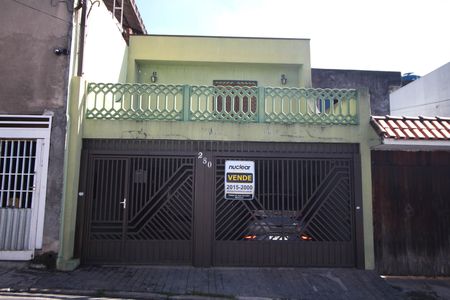 Casa à venda com 230m², 3 quartos e 2 vagas Casa à venda com 230m², 3 quartos e 2 vagasFachada