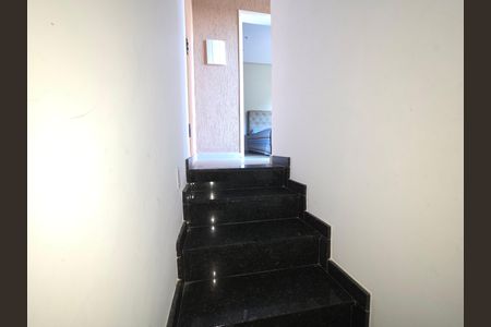 Casa para alugar com 116m², 3 quartos e 2 vagas Casa para alugar com 116m², 3 quartos e 2 vagasEscada