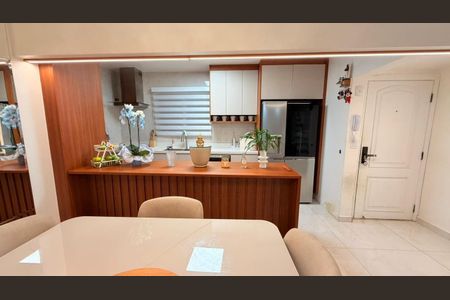 Apartamento à venda com 229m², 3 quartos e 4 vagas Apartamento à venda com 229m², 3 quartos e 4 vagasCozinha