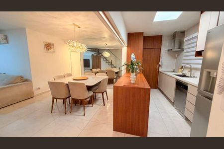 Apartamento à venda com 229m², 3 quartos e 4 vagas Apartamento à venda com 229m², 3 quartos e 4 vagasCozinha