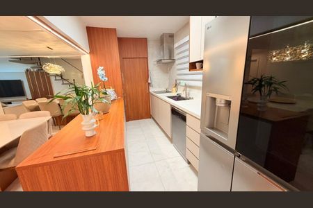Apartamento à venda com 229m², 3 quartos e 4 vagas Apartamento à venda com 229m², 3 quartos e 4 vagasCozinha