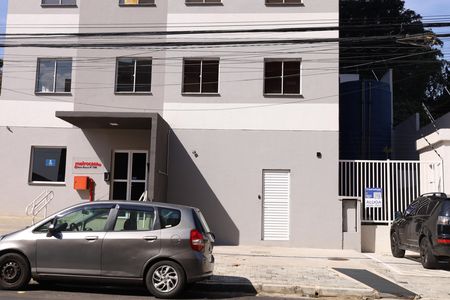 Apartamento para alugar com 38m², 2 quartos e sem vagaPlaca instalada na grade da fachada do condomínio - Código da placa: FEWQ-1352