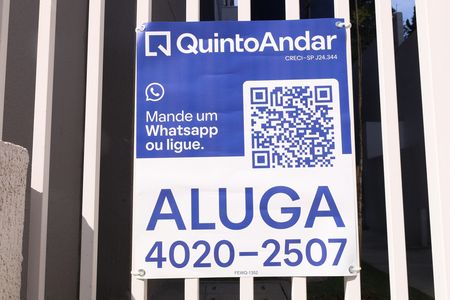 Apartamento para alugar com 38m², 2 quartos e sem vagaPlaca instalada na grade da fachada do condomínio - Código da placa: FEWQ-1352