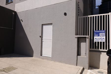 Apartamento para alugar com 38m², 2 quartos e sem vagaPlaca instalada na grade da fachada do condomínio - Código da placa: FEWQ-1352