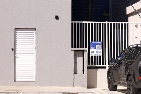 Apartamento para alugar com 38m², 2 quartos e sem vagaPlaca instalada na grade da fachada do condomínio - Código da placa: FEWQ-1352