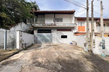 Casa à venda com 300m², 2 quartos e 2 vagas Casa à venda com 300m², 2 quartos e 2 vagasFachada