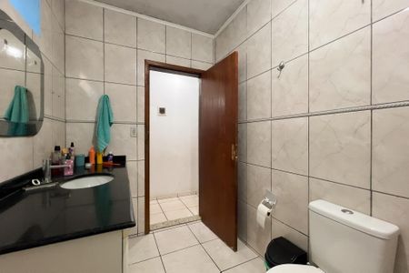 Casa à venda com 300m², 2 quartos e 2 vagas Casa à venda com 300m², 2 quartos e 2 vagasBanheiro social