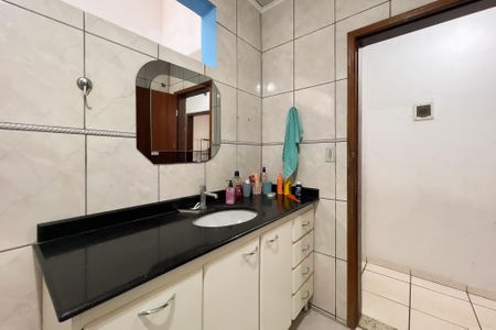 Casa à venda com 300m², 2 quartos e 2 vagas Casa à venda com 300m², 2 quartos e 2 vagasBanheiro social