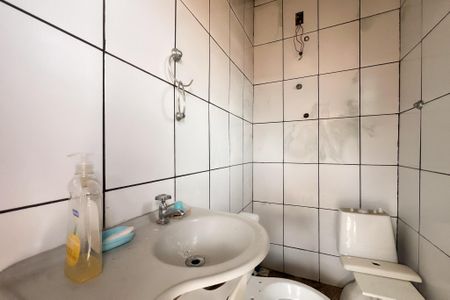 Casa à venda com 300m², 2 quartos e 2 vagas Casa à venda com 300m², 2 quartos e 2 vagasBanheiro de serviço