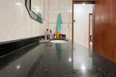 Casa à venda com 300m², 2 quartos e 2 vagas Casa à venda com 300m², 2 quartos e 2 vagasBanheiro social