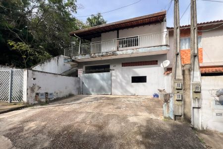 Casa à venda com 300m², 2 quartos e 2 vagas Casa à venda com 300m², 2 quartos e 2 vagasFachada