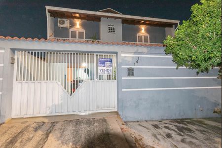 Casa à venda com 242m², 3 quartos e 3 vagasFachada