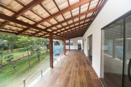 Casa de condomínio à venda com 236m², 3 quartos e 3 vagas Casa de condomínio à venda com 236m², 3 quartos e 3 vagasVaranda
