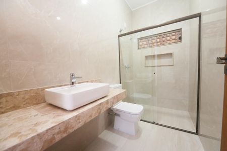 Casa de condomínio à venda com 236m², 3 quartos e 3 vagas Casa de condomínio à venda com 236m², 3 quartos e 3 vagasBanheiro Social