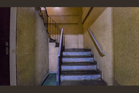 Apartamento à venda com 75m², 2 quartos e 1 vaga Apartamento à venda com 75m², 2 quartos e 1 vagaEscada