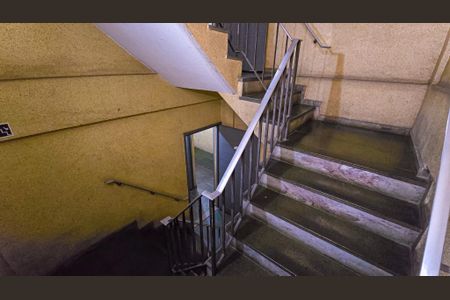 Apartamento à venda com 75m², 2 quartos e 1 vaga Apartamento à venda com 75m², 2 quartos e 1 vagaEscada