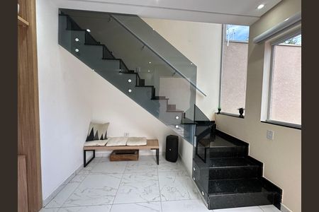 Casa de condomínio à venda com 118m², 2 quartos e 2 vagas Casa de condomínio à venda com 118m², 2 quartos e 2 vagasEscada