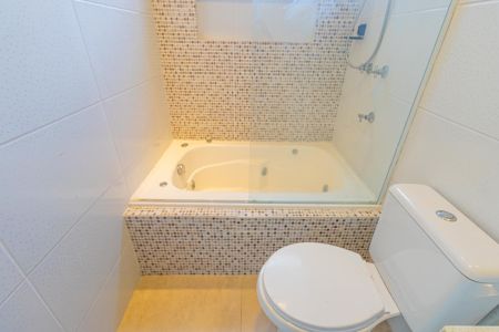 Casa de condomínio para alugar com 110m², 3 quartos e 1 vaga Casa de condomínio para alugar com 110m², 3 quartos e 1 vagaBanheiro da Suíte