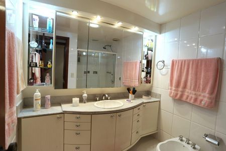 Banheiro de apartamento à venda com 4 quartos, 206m² em Tijuca, Rio de Janeiro