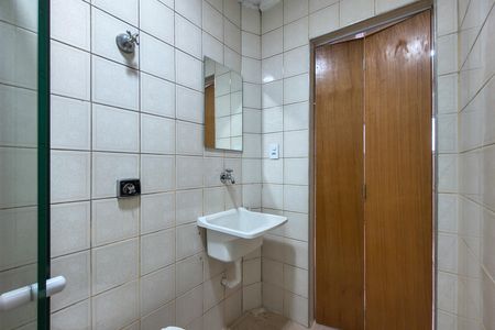 Banheiro  de kitnet/studio para alugar com 0 quarto, 33m² em Boqueirão, Praia Grande
