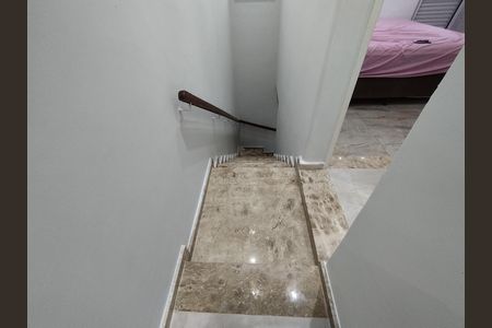Casa para alugar com 221m², 4 quartos e 2 vagas Casa para alugar com 221m², 4 quartos e 2 vagasEscada