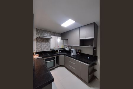Casa para alugar com 221m², 4 quartos e 2 vagas Casa para alugar com 221m², 4 quartos e 2 vagasCozinha - Armários