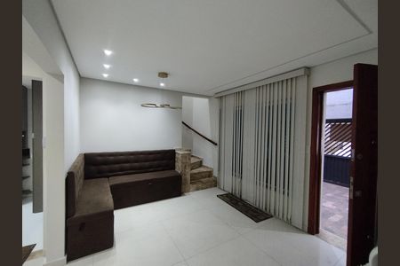 Casa para alugar com 221m², 4 quartos e 2 vagas Casa para alugar com 221m², 4 quartos e 2 vagasSala