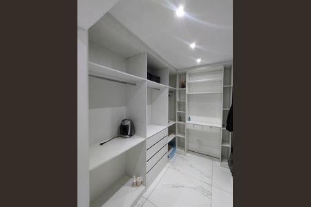 Casa para alugar com 221m², 4 quartos e 2 vagas Casa para alugar com 221m², 4 quartos e 2 vagasCloset