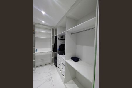 Casa para alugar com 221m², 4 quartos e 2 vagas Casa para alugar com 221m², 4 quartos e 2 vagasCloset
