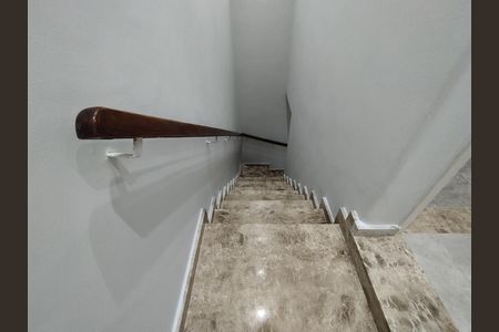 Casa para alugar com 221m², 4 quartos e 2 vagas Casa para alugar com 221m², 4 quartos e 2 vagasEscada
